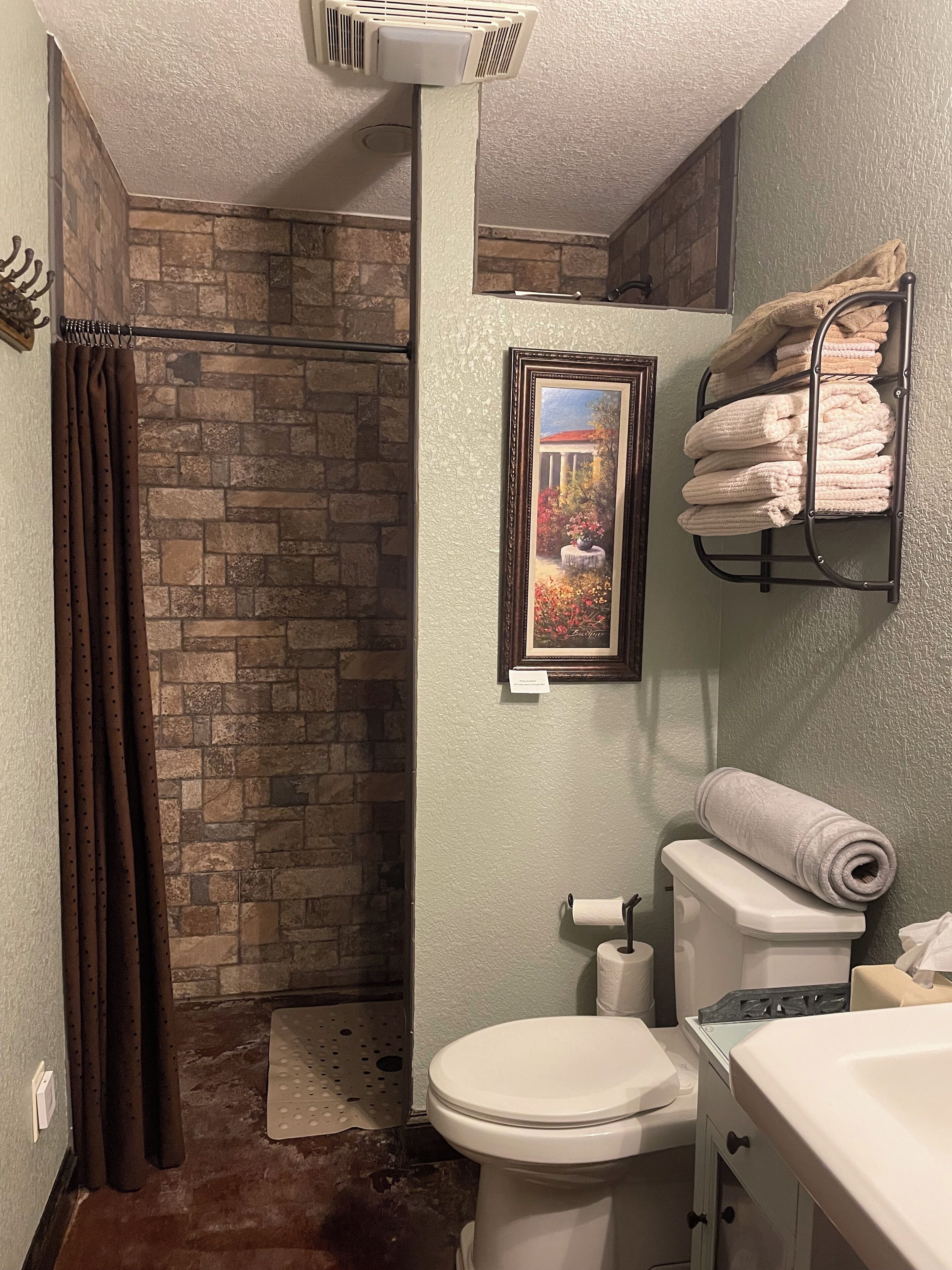 吹风机、毛巾、卫生纸