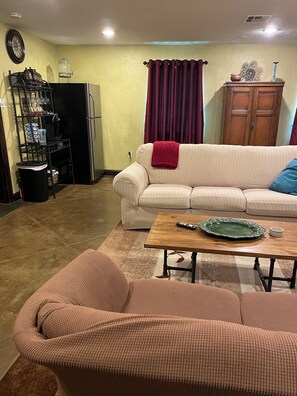 TV - Perfect for work or fun! 1 NIGHT RENTAL AVAILABLE! (College Station)