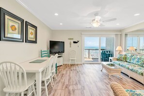 Smart TV, lettore DVD, libri, videoteca