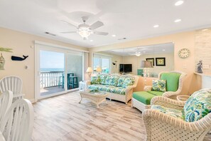 Smart-TV, DVD-spiller, bøker og filmbibliotek