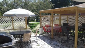 Outdoor dining - Sleeps 20! DOWNTOWN LAKE GENEVA Fully Licensed 4 Bedrm House & 2 Bedrm Cottage (Lake Geneva)