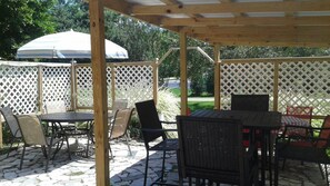 Outdoor dining - Sleeps 20! DOWNTOWN LAKE GENEVA Fully Licensed 4 Bedrm House & 2 Bedrm Cottage (Lake Geneva)