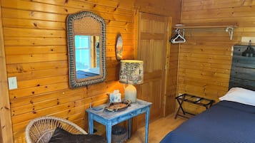 6 bedrooms, iron/ironing board, WiFi, bed sheets