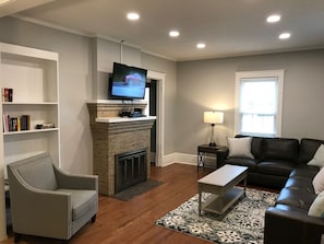 TV, peis, DVD-spiller og bøker