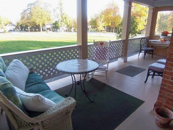 Outdoor dining - Sleeps 20! DOWNTOWN LAKE GENEVA Fully Licensed 4 Bedrm House & 2 Bedrm Cottage (Lake Geneva)