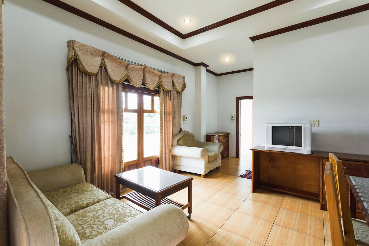 Deluxe Room | Living area | LCD TV