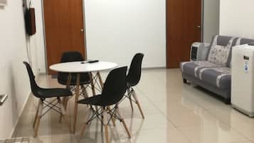 Departamento básico, 2 habitaciones | Área de sala de estar | Televisión LCD