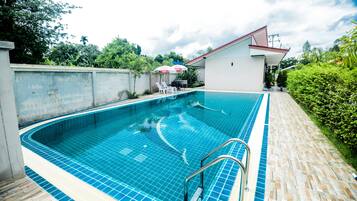 Kolam renang outdoor