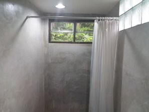 Bungalow | Kylpyhuone | Suihku, ilmaiset hygieniatuotteet, pyyhkeet