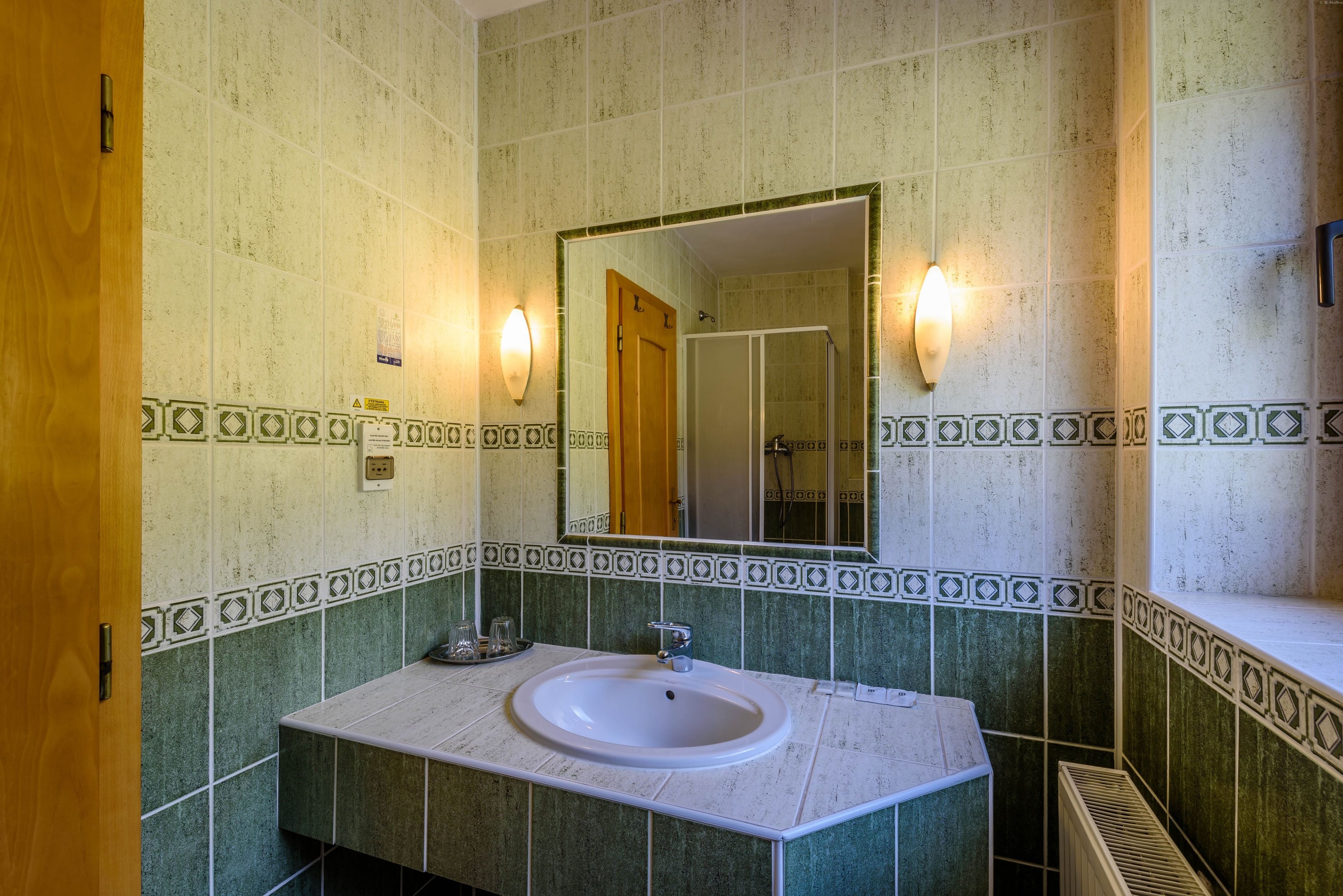 standard double room | bathroom | free toiletries, towels