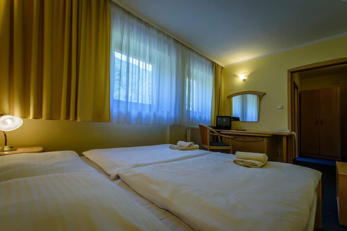 Quarto casal standard | Cofres nos quartos, cortinas blackout, ferros/tábuas de passar roupa