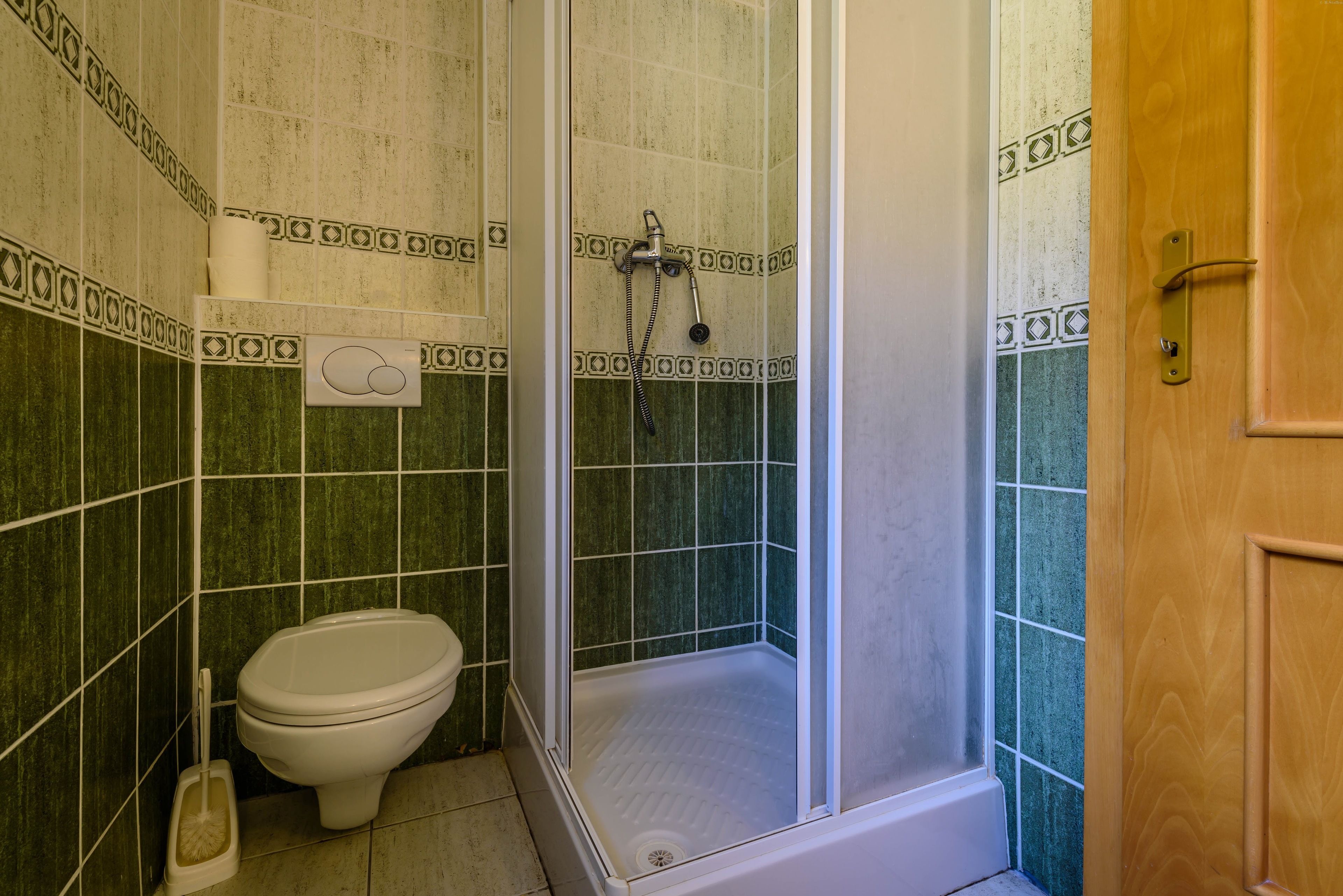 standard double room | bathroom | free toiletries, towels