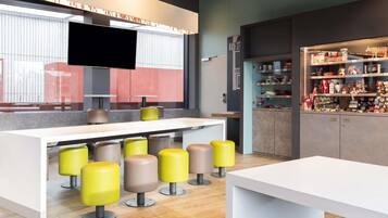 Petit déjeuner buffet servi tous les jours en supplément