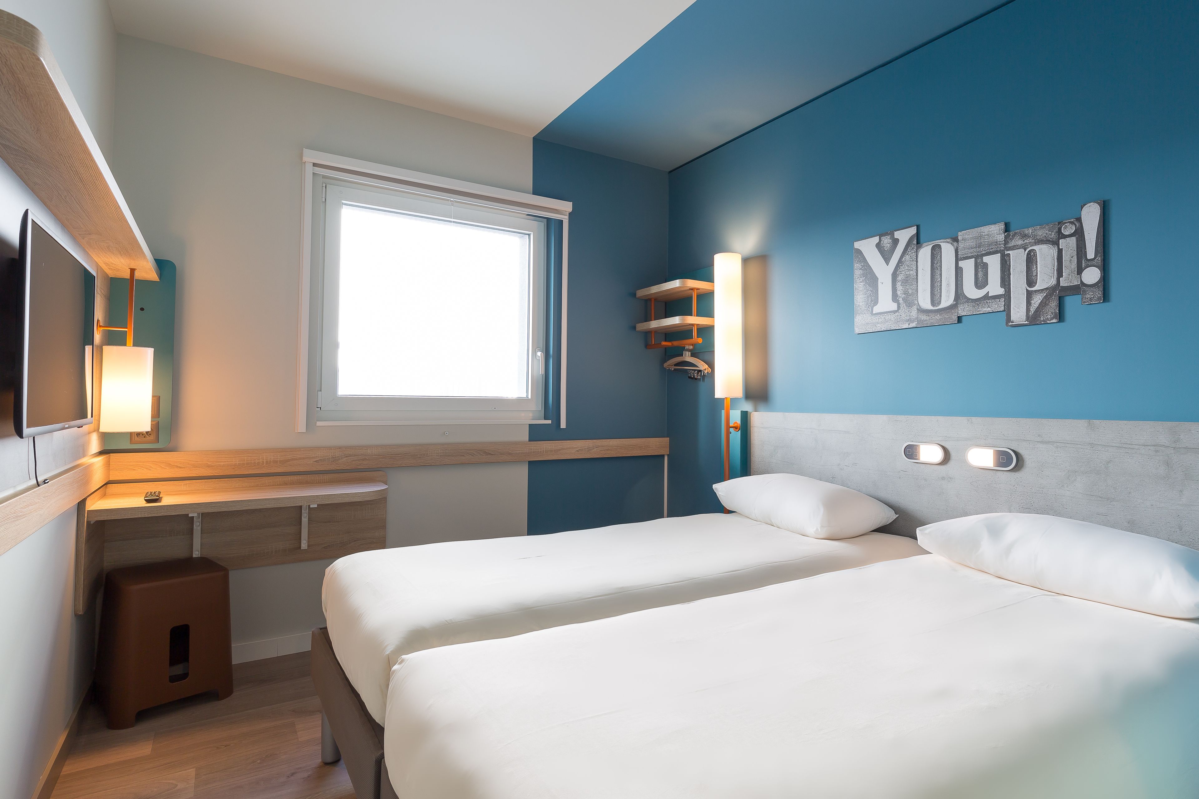 room, 2 single beds | living area | flat-screen tv