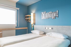 Rum - 2 enkelsängar | Skrivbord, mörkläggningsgardiner, gratis barnsängar och gratis wi-fi