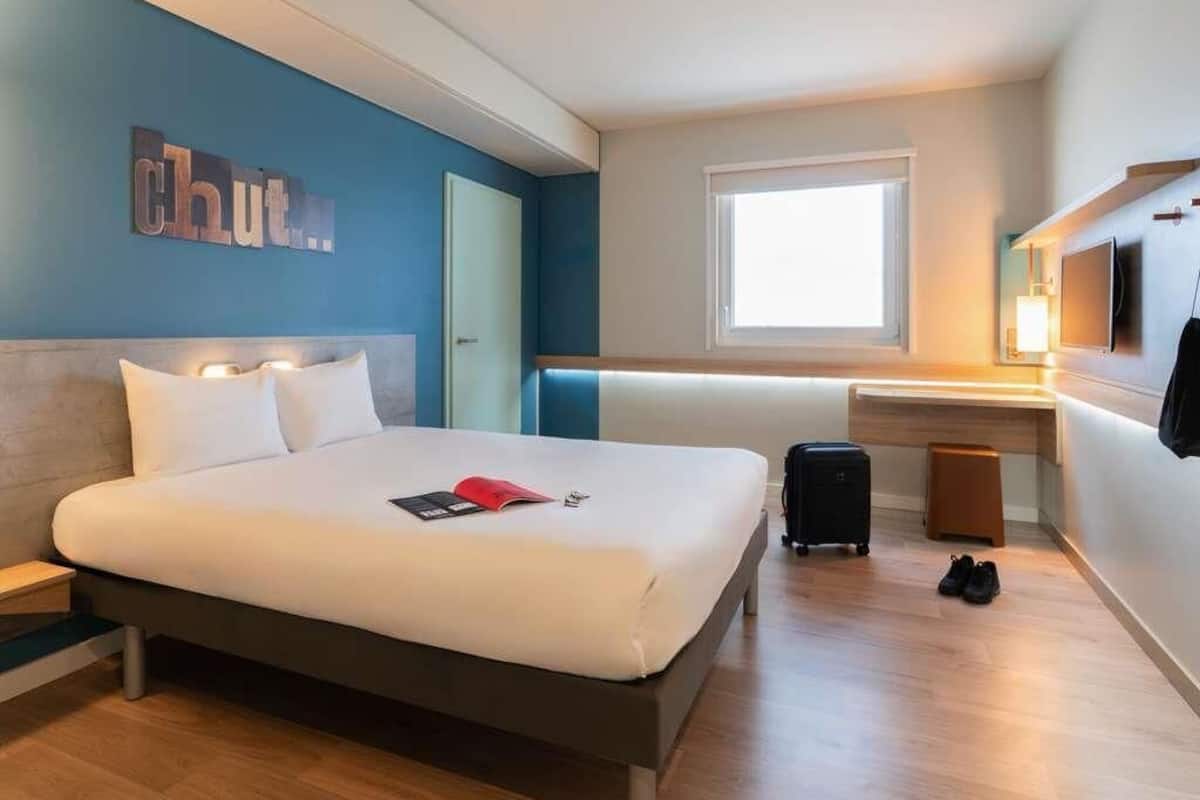 Habitación, varias camas | Escritorio, cortinas blackout, insonorización y cunas gratuitas