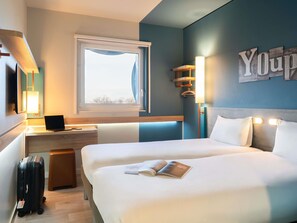 Habitación, 2 camas individuales | Escritorio, cortinas blackout, insonorización y cunas gratuitas