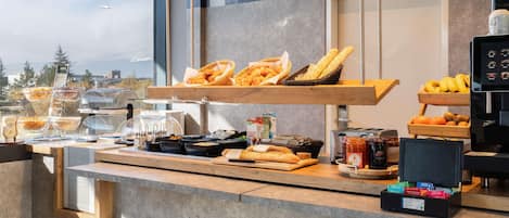 Petit déjeuner buffet (13 CHF par personne)