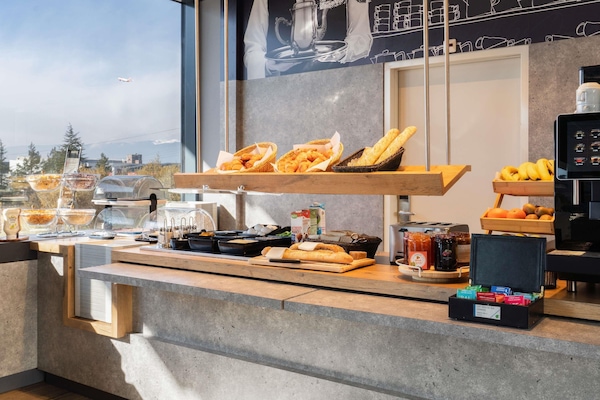 Petit déjeuner buffet (13 CHF par personne)