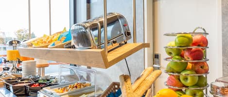 Petit déjeuner buffet (13 CHF par personne)