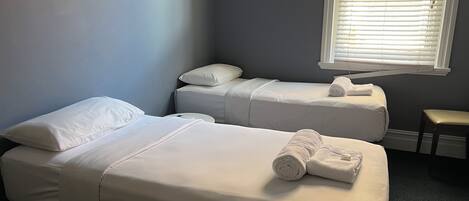 Chambre Standard, 2 lits une place | Wi-Fi gratuit, draps fournis
