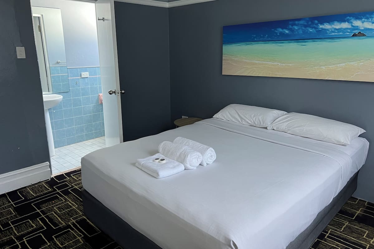 Standard Suite, 1 Double Bed, Ensuite | Free WiFi, bed sheets