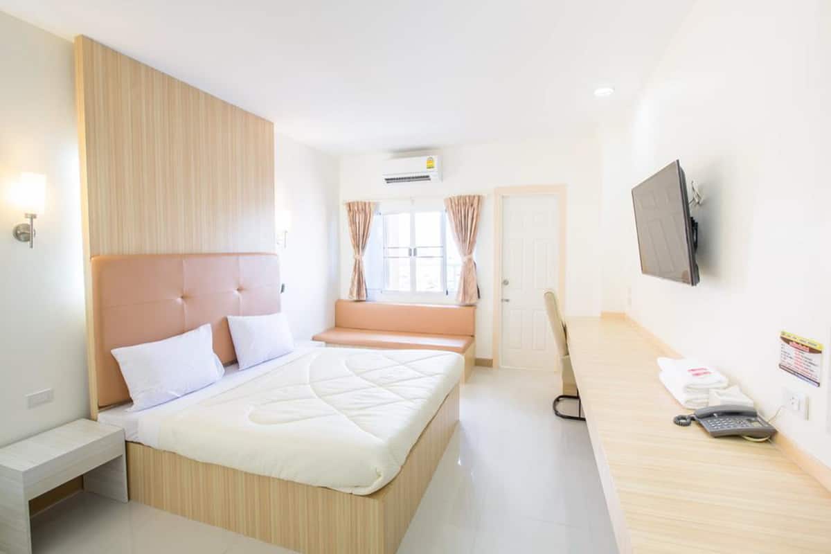 standard double room | desk, blackout curtains, free wifi, bed sheets