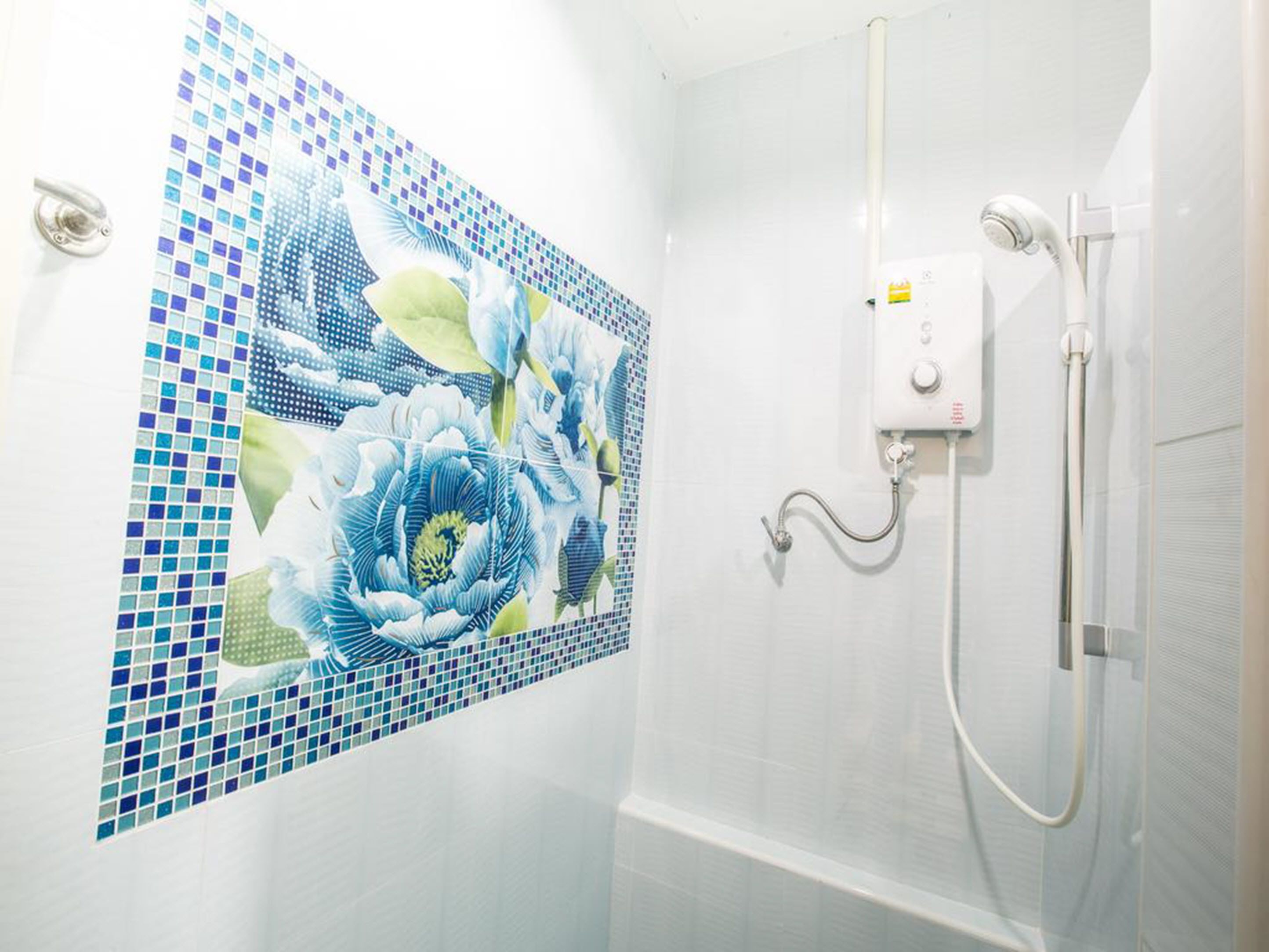 standard triple room | bathroom shower
