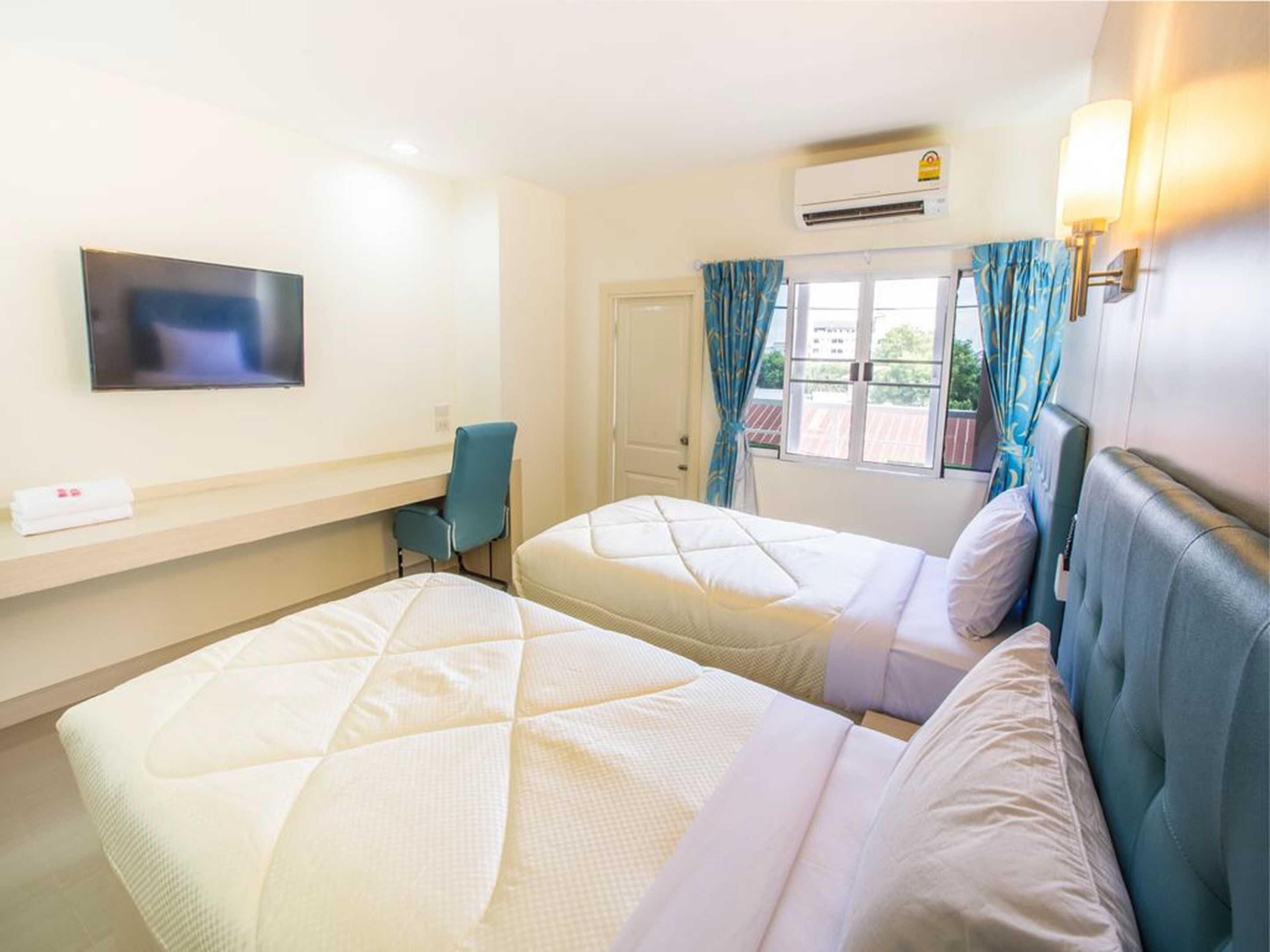 standard twin room | desk, blackout curtains, free wifi, bed sheets
