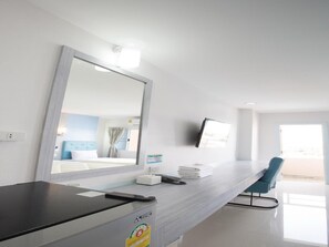 Bureau, rideaux occultants, Wi-Fi gratuit, draps fournis