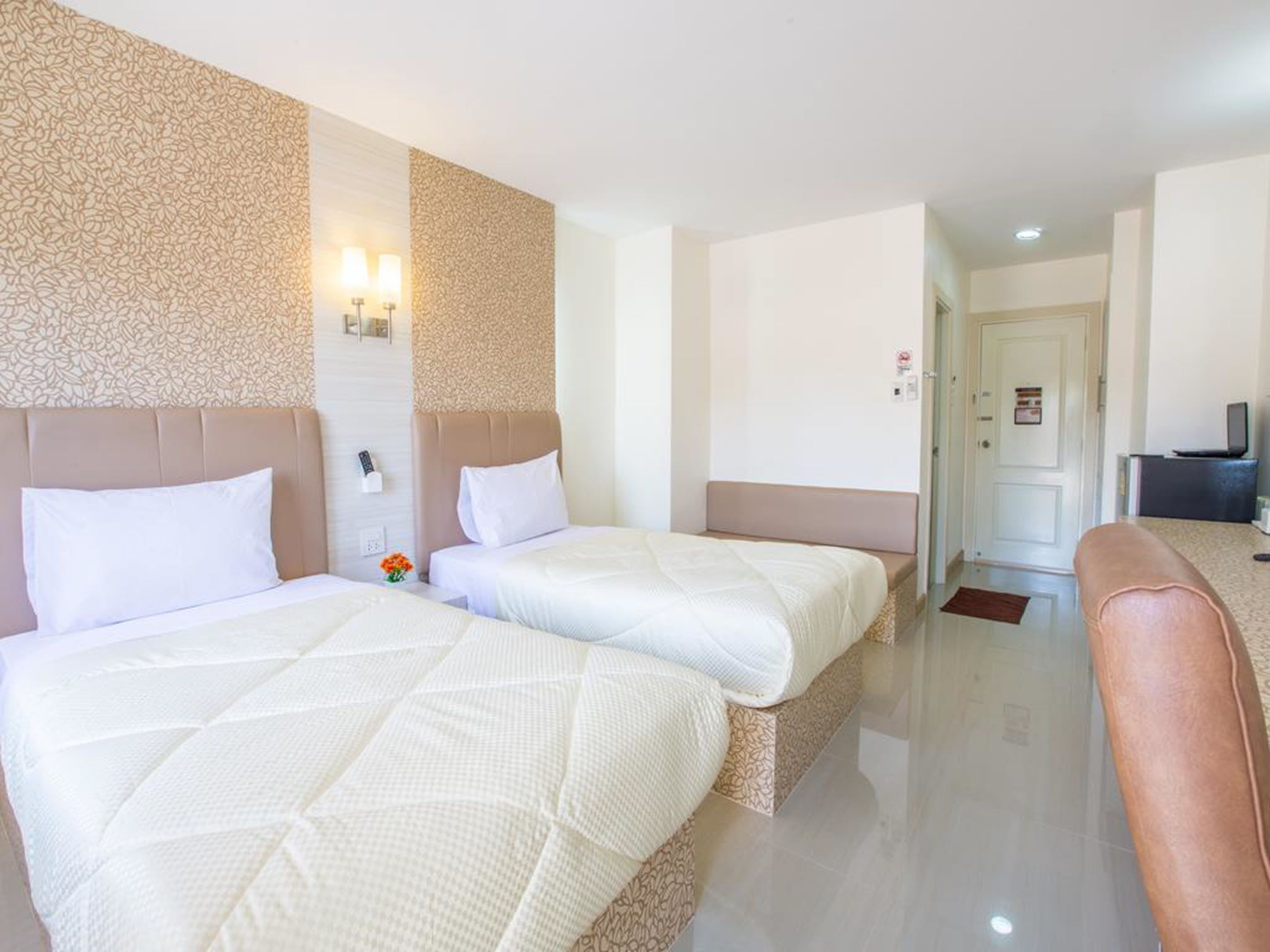 standard twin room | desk, blackout curtains, free wifi, bed sheets