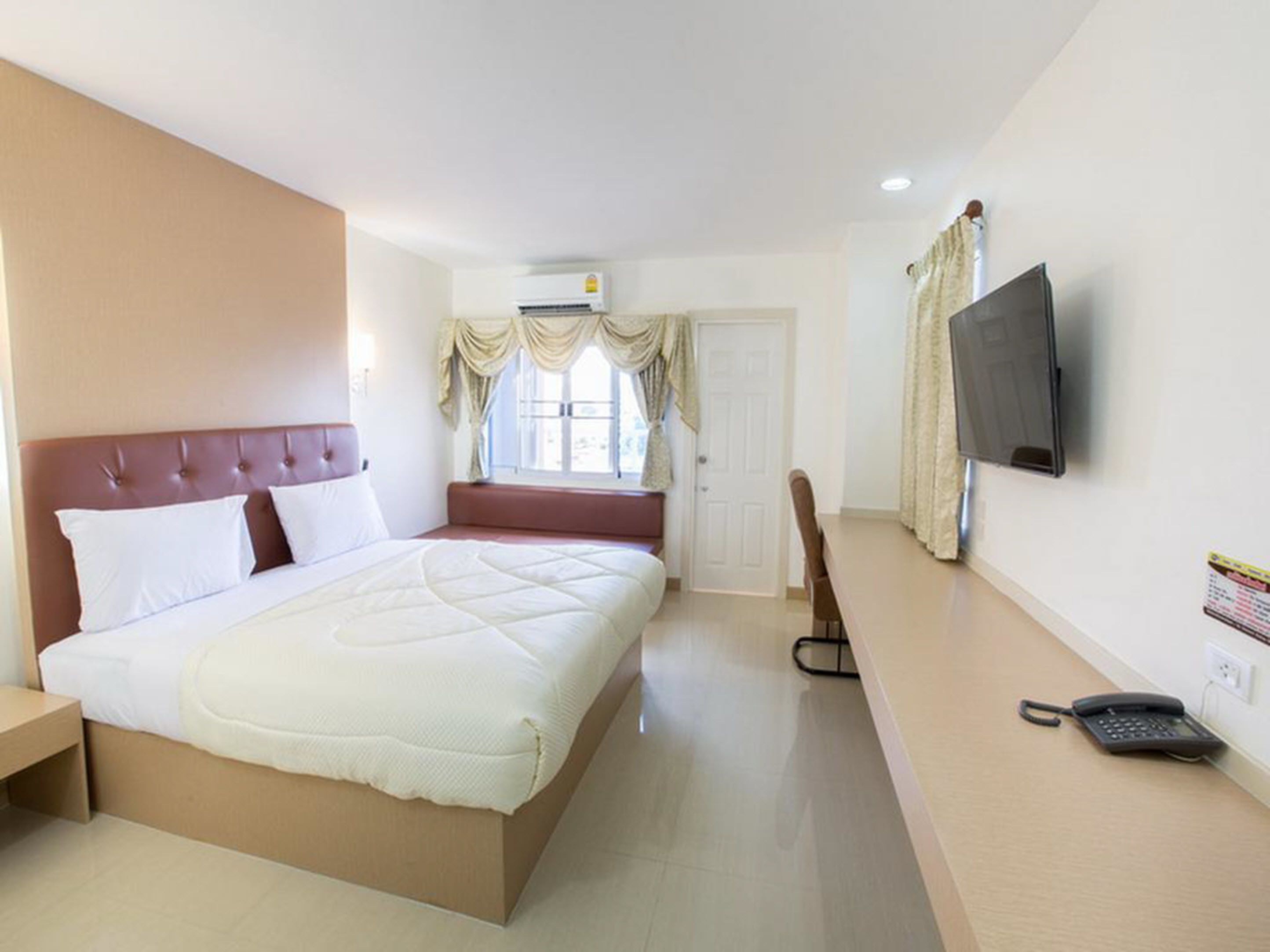 deluxe double room | desk, blackout curtains, free wifi, bed sheets