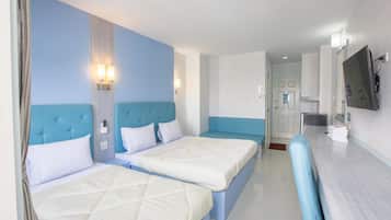 Habitación triple estándar | Escritorio, cortinas blackout, wifi gratis y ropa de cama