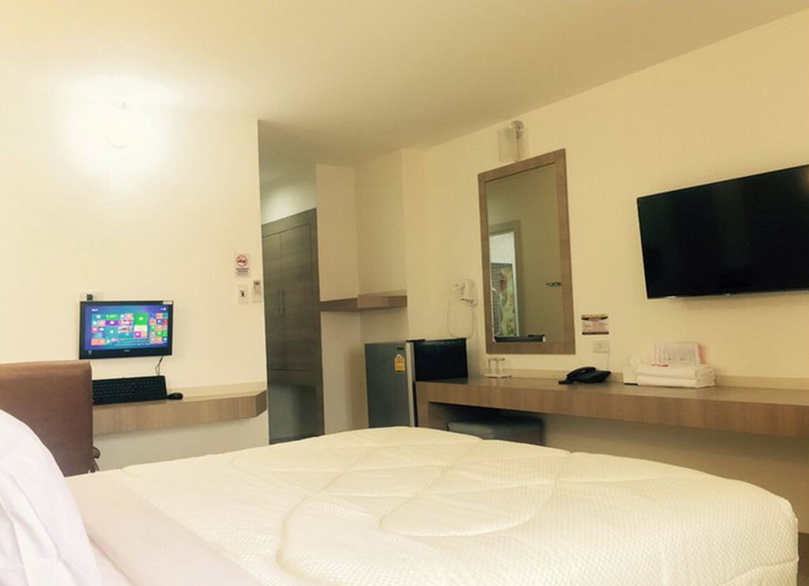 deluxe double room | desk, blackout curtains, free wifi, bed sheets