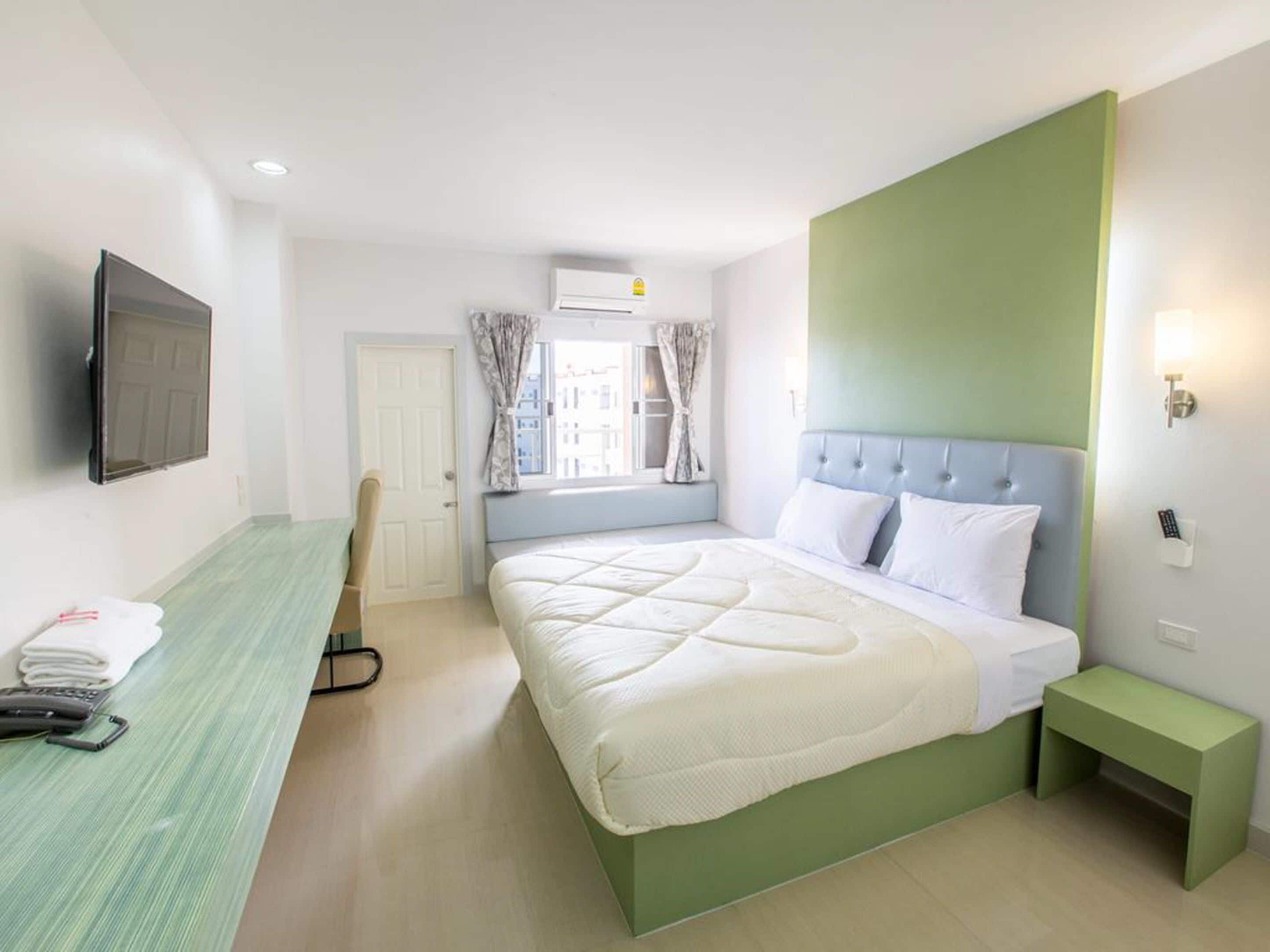 standard double room | desk, blackout curtains, free wifi, bed sheets