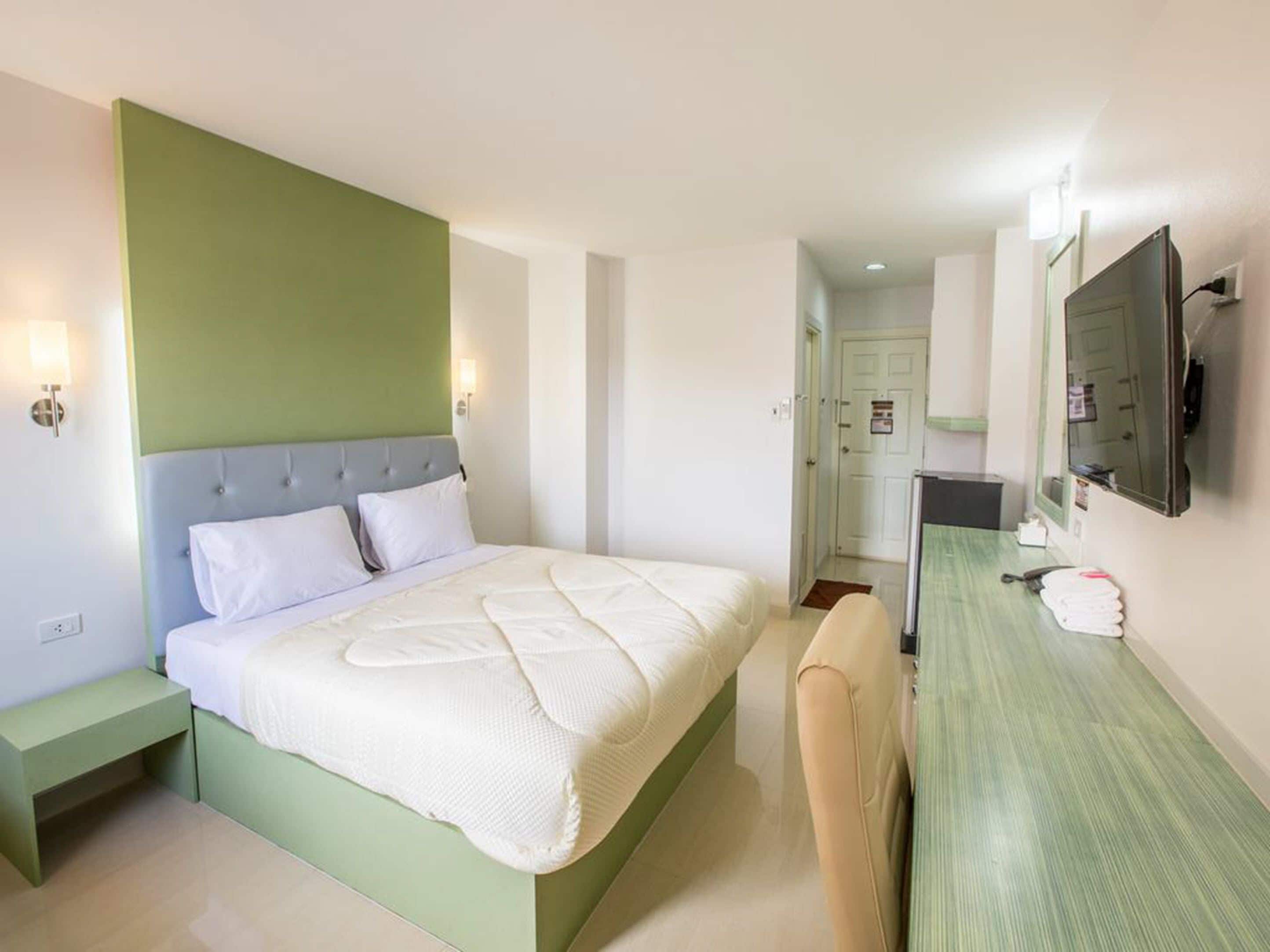 standard double room | desk, blackout curtains, free wifi, bed sheets