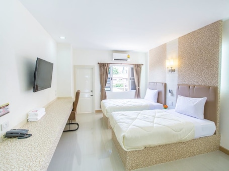 Escritorio, cortinas blackout, wifi gratis y ropa de cama