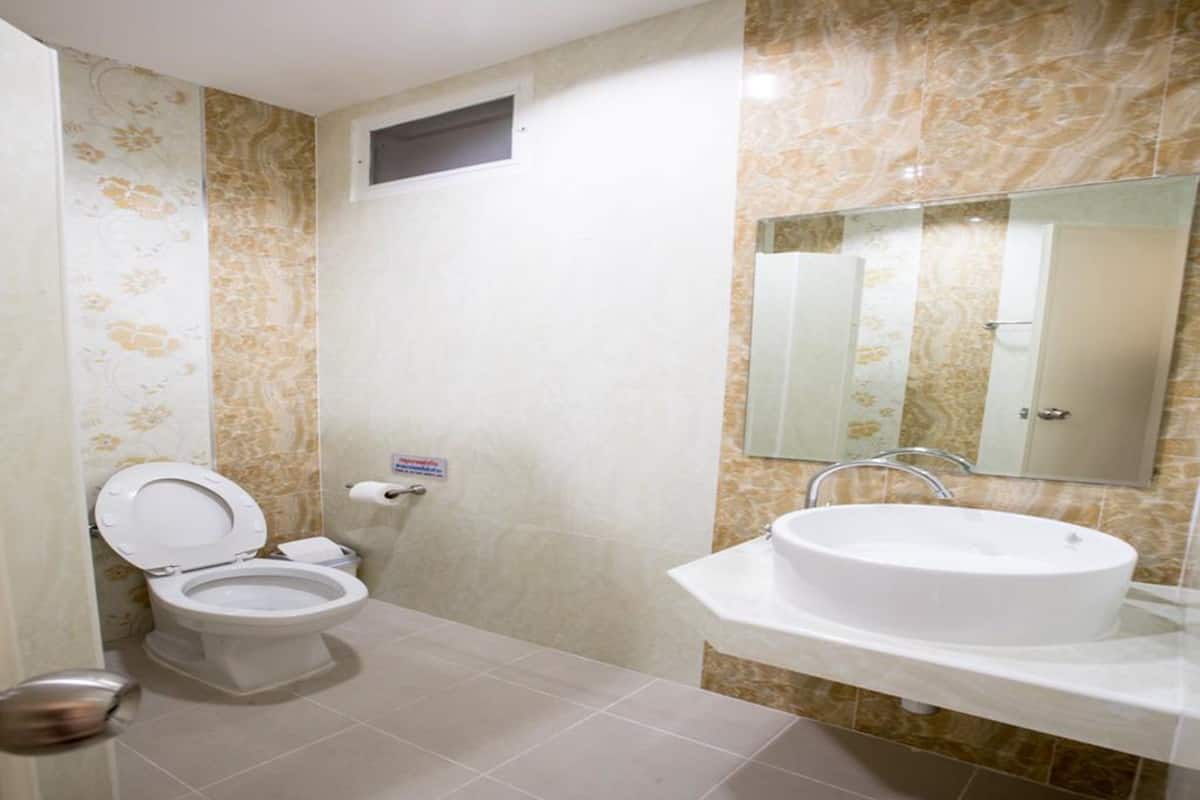 deluxe double room | bathroom | hair dryer, towels
