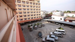 A multi-story hotel with a parking lot in front. - P.A. Place Hotel (Nakhon Sawan)