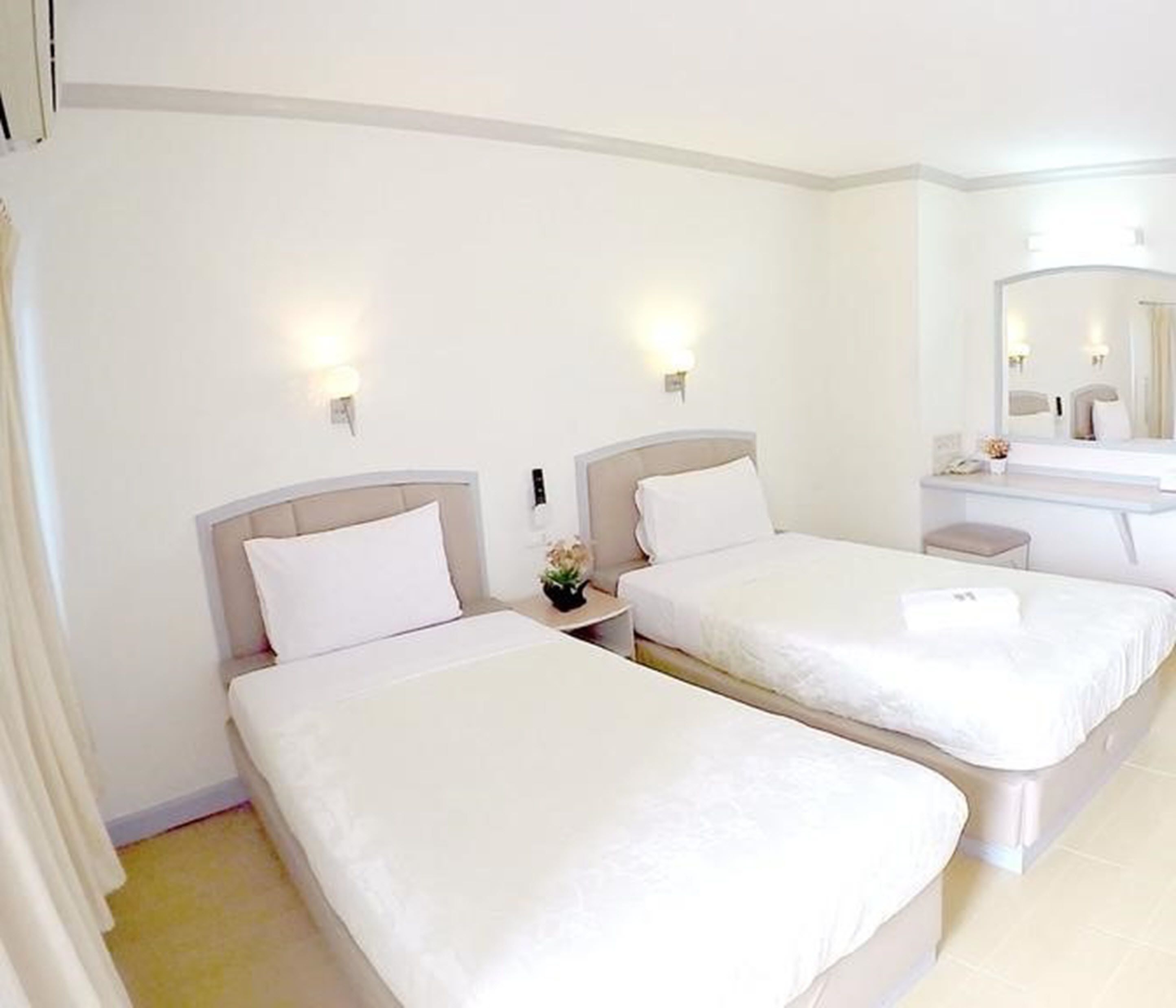 standard twin room | desk, free wifi