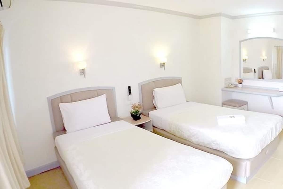 standard twin room | desk, free wifi