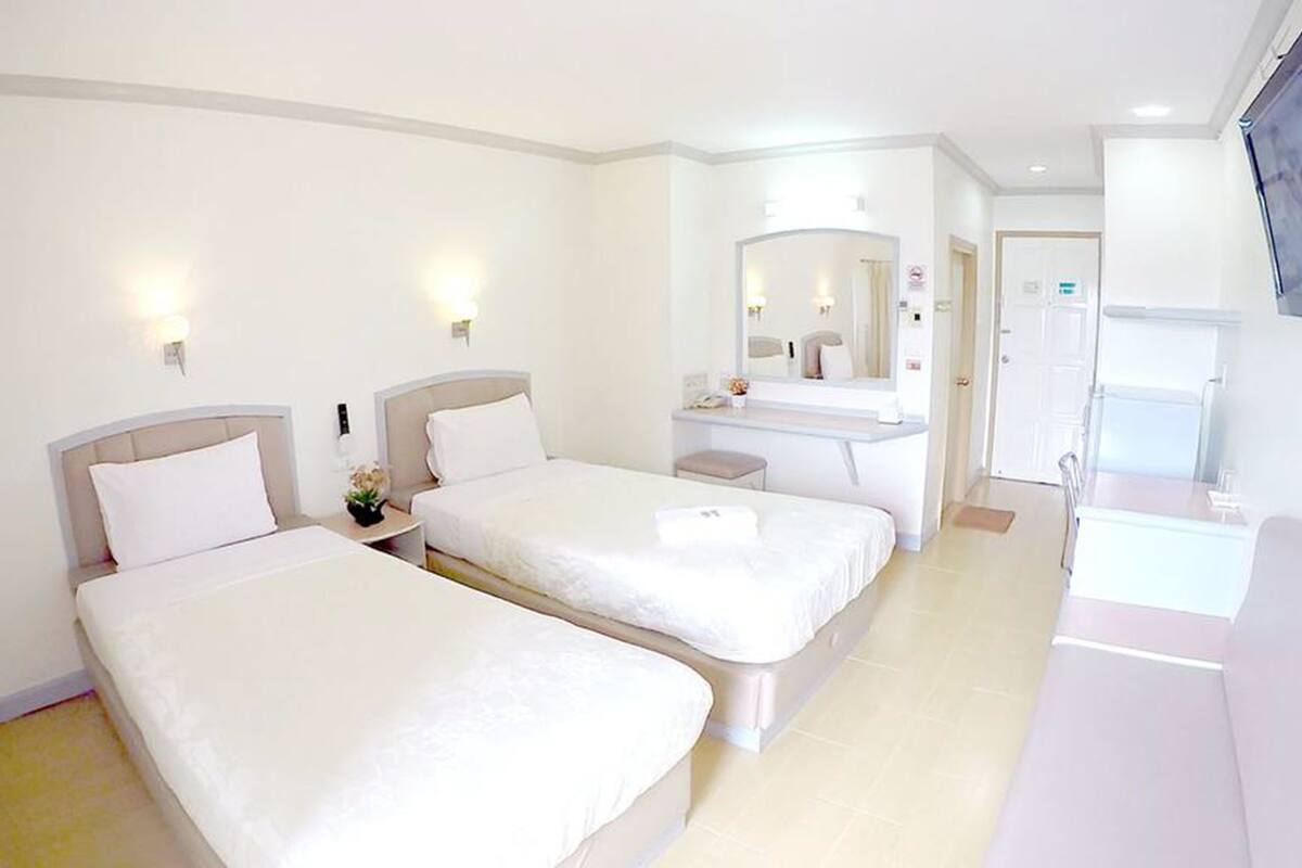 standard twin room | desk, free wifi