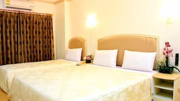 Standard Triple Room | Desk, blackout curtains, free WiFi