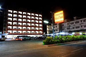 Fachada da propriedade à noite