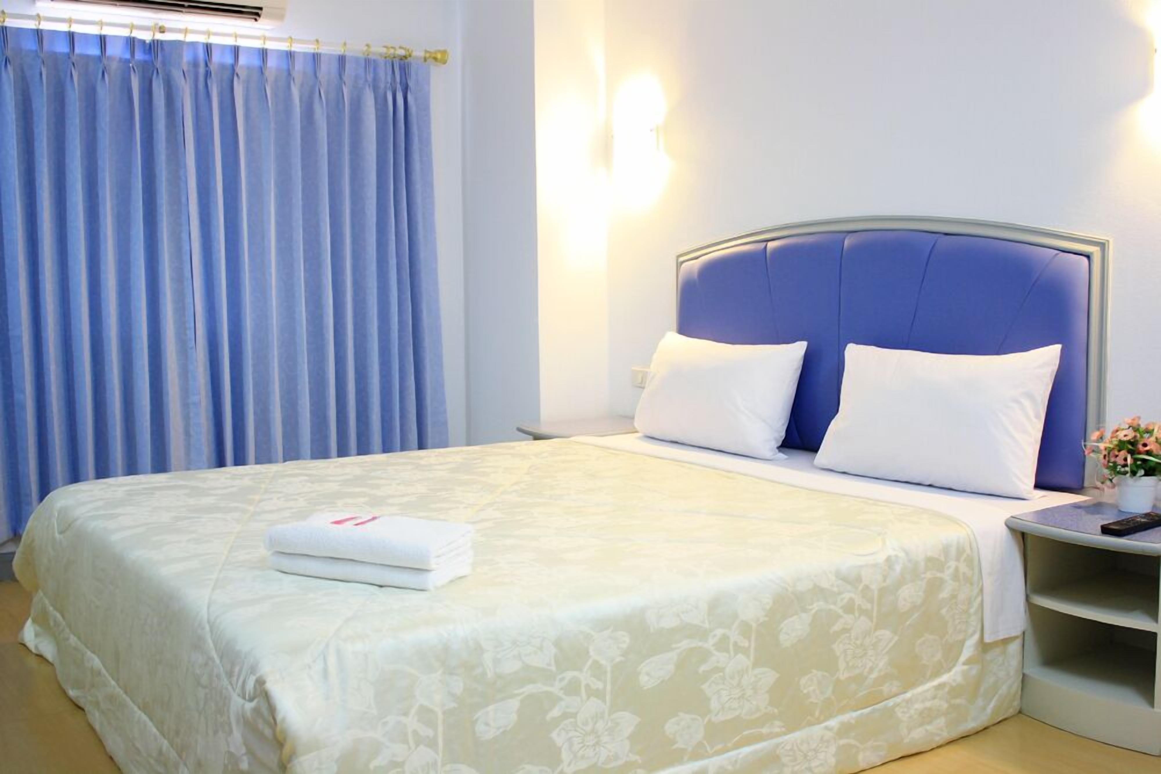 standard double room | desk, blackout curtains, free wifi