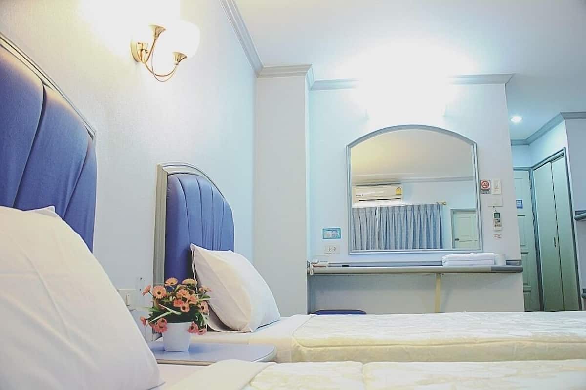 standard twin room | desk, blackout curtains, free wifi