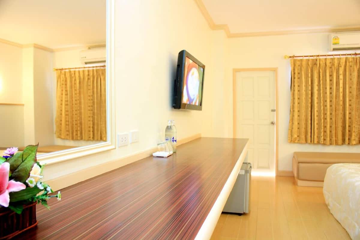deluxe double room | desk, blackout curtains, free wifi