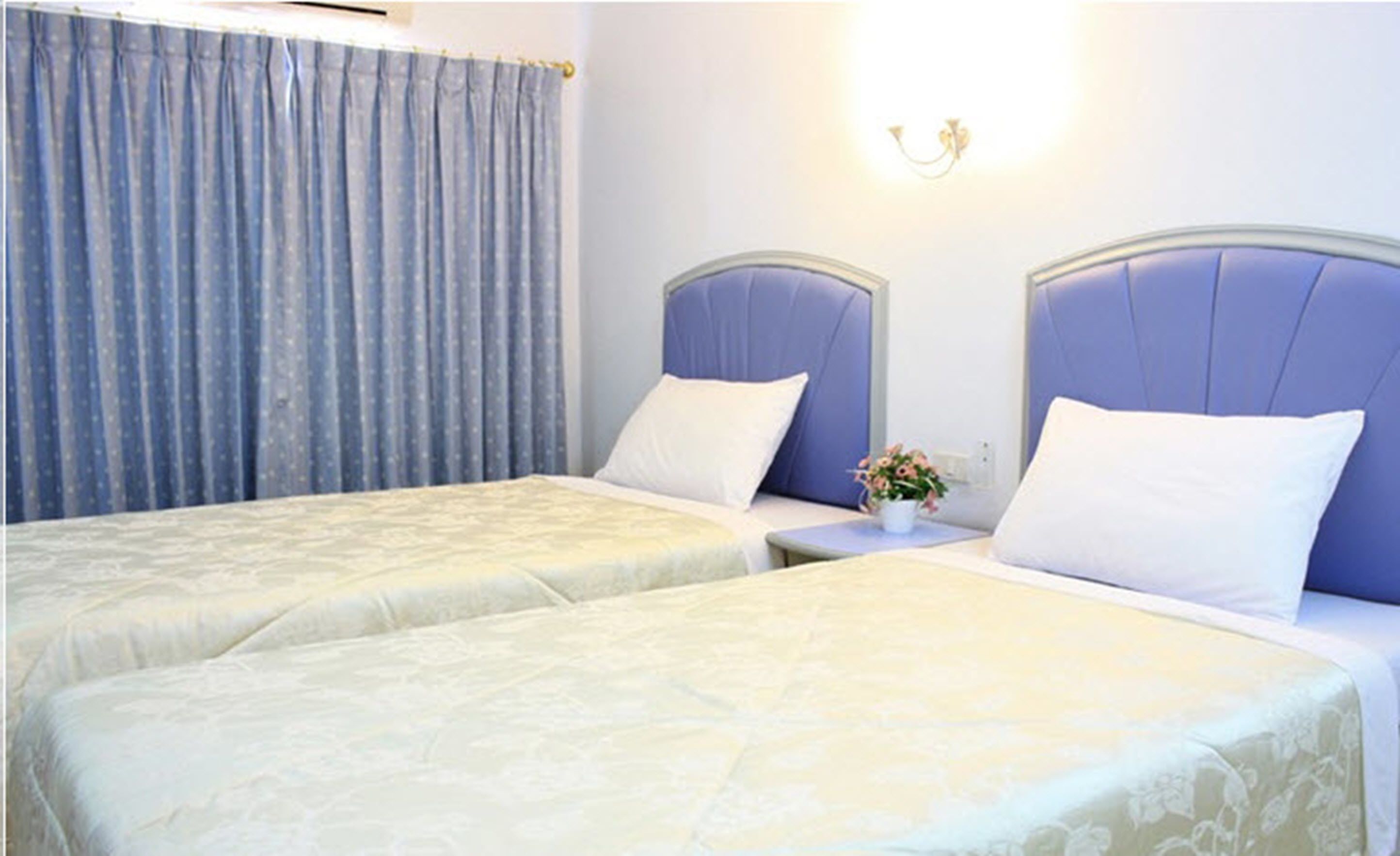 standard twin room | desk, blackout curtains, free wifi