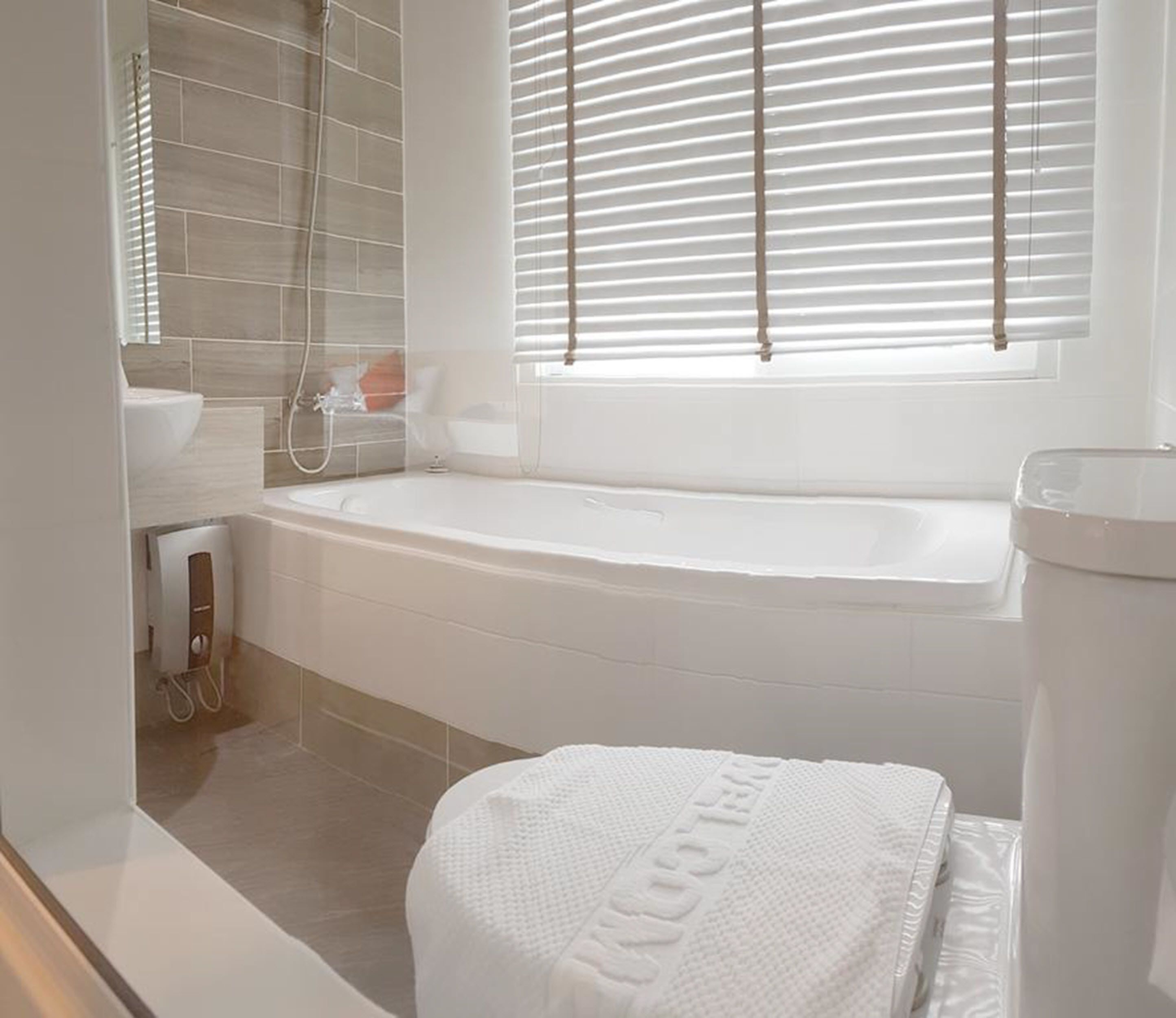 separate bathtub and shower, deep-soaking bathtub, free toiletries