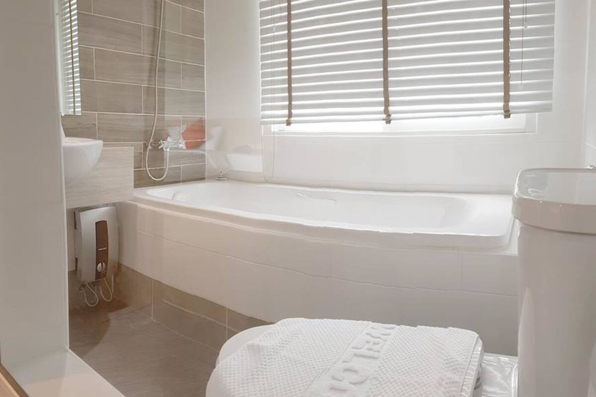 separate bathtub and shower, deep-soaking bathtub, free toiletries